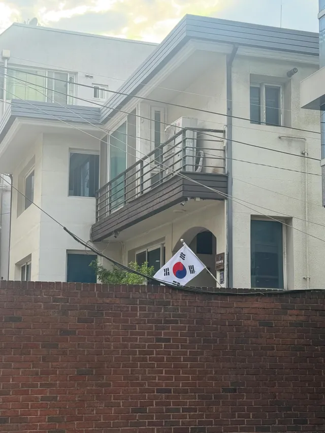 강남 한복판에서 만난 태극기. 이렇게 반가울 일이야?
