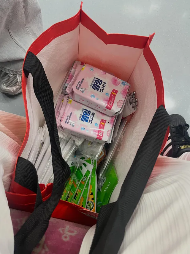 다들 임산부는 그래도 집에서 쉬라길래 쫄았는데 계단 오르기 힘든거 빼고는 한바퀴 정도 도는건 거뜬하네요🔥
지원물품 드리고 간단하게 한바퀴만 돌