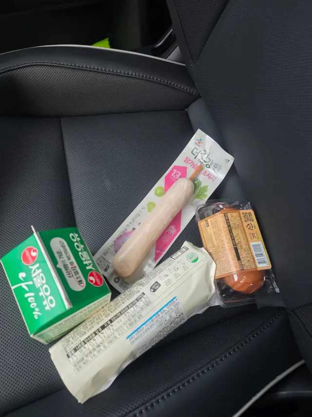 딸이랑 올공 출근해서 차에서 밥먹는중ㅎㅎ
먹고 또 열심히 산책해야지