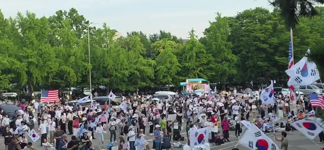 월요일 오후 6시 50분. 
끊이지 않는 애국시민들의 거대한 물결~🇰🇷💕