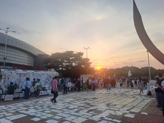 평일이라 그런지 사람이 그렇게 많지는 않다. 퇴근하고 이제 슬슬 몰려오는 거 같긴 한데 많은 분들이 와 주셨으면 좋겠다. 나는 이만 ...오늘도