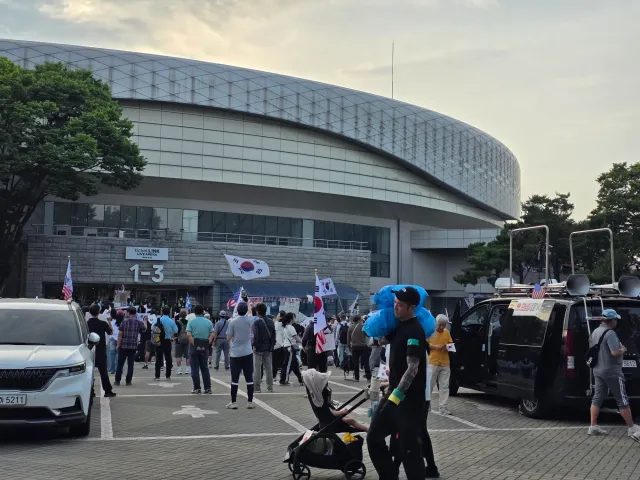 15일 저녁 6시20분 현재
오늘도 퇴근후 올공~
우파는 최고의 단점은 낮에 일하고 
퇴근후 저녁에 와야된다는
나라사랑하는 마음~