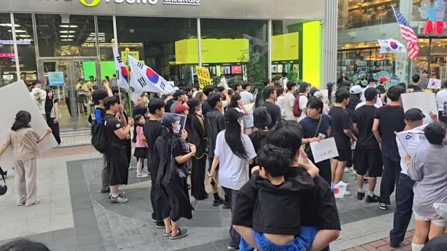 실시간 청주 성안길
재선거를 외칩니다
나이불문 아가들도 태극기를 들고 나왔습니다