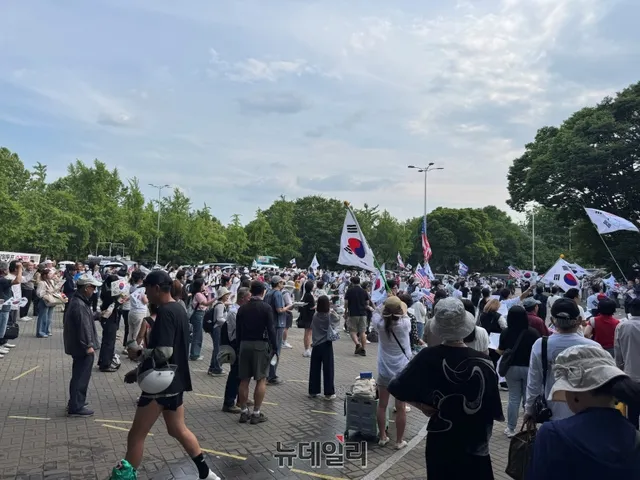 [현장] 2주차 접어든 잠실 개표소 시위 … "해결책 나올 때까지 계속"

6·3 지방선거 투표용지 부족 사태로 촉발된 서울 송파구 올림픽공원 