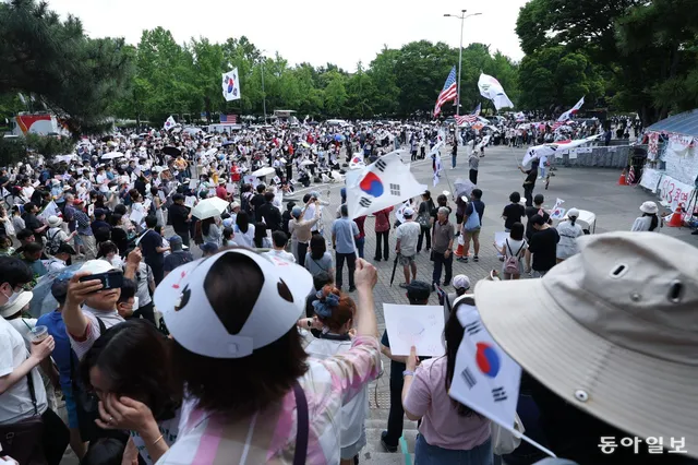 “빨리 공권력 지원을”… 체육단체, 집회로 올림픽공원 봉쇄에 업무 차...

투표용지 부족 사태로 촉발된 서울 송파구 올림픽공원 핸드볼경기장 봉