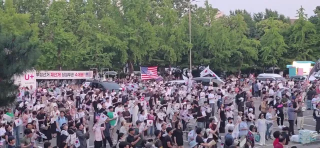 월요일 저녁 8시. 
해질녘, 끝없는 애국의 물결~🇰🇷