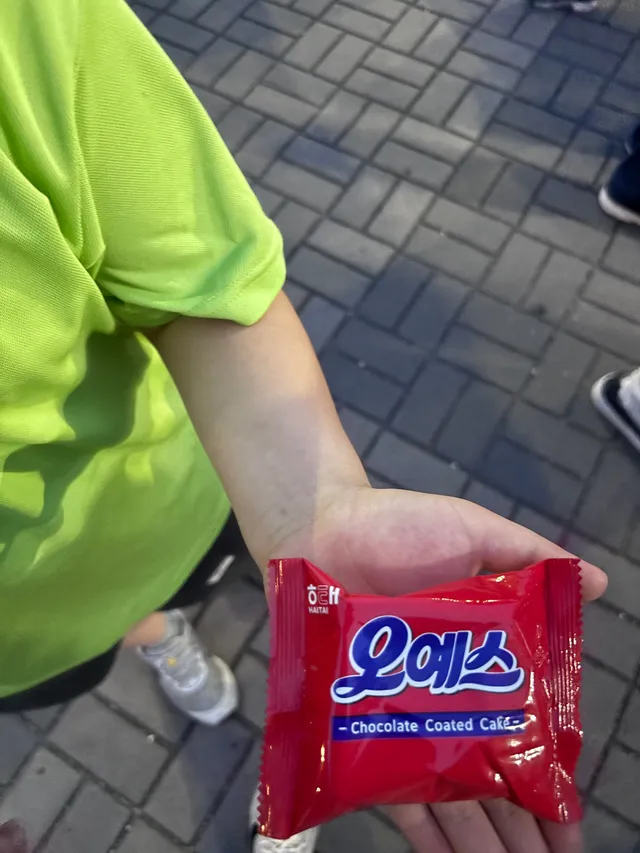 봉사자들이 자기들 먹을 것도 없는데
초딩 아들한테 끝까지 손에 쥐어줬어요. 
우리 봉사자들 너무 고맙고 미안합니다.