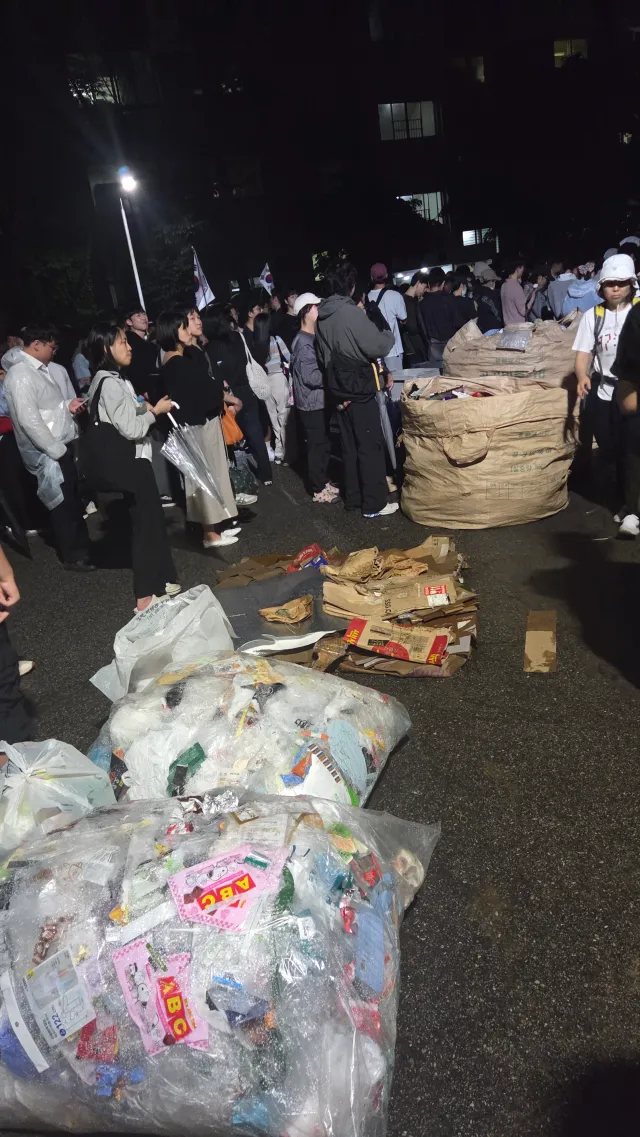 현장 자리 지켜주시는 분들,
멀리서 많은 물품 보내주시는 분들,
또 자원하여 비품들 나눠주시고,
쓰레기까지 정리 해주시는 분들 모두

송파 민주