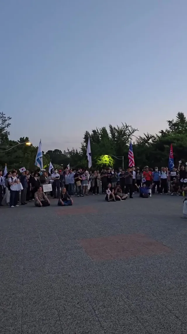 좌파 시위가 잘 뭉쳐지는 이유 : 
생각없이 시키는대로 외치면 됨

우파 시위가 안 뭉쳐지는 이유 : 
저마다 생각이 있어서 지 생각이랑 다르면