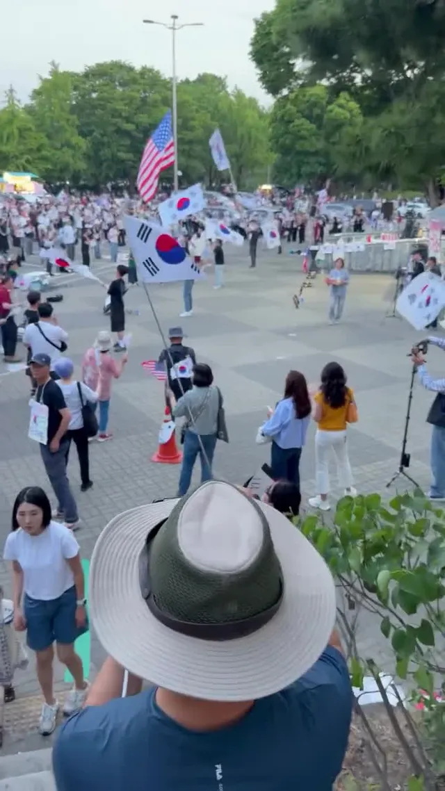 현시간 오늘도 자릴 지켜주는 애국시민들🔥