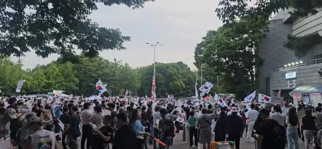 올공후기 이게 극우집회? 공원이라 어르신들부터 애기들이랑 온 가족, 친구, 연인들 많고 교복입은 학생들도 있고 나처럼 근처라서 산책하러 온 사람