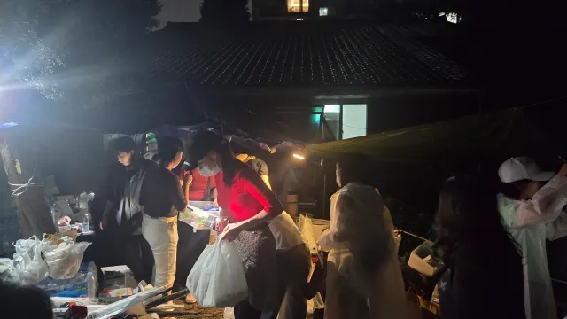 현장 자리 지켜주시는 분들,
멀리서 많은 물품 보내주시는 분들,
또 자원하여 비품들 나눠주시고,
쓰레기까지 정리 해주시는 분들 모두

송파 민주