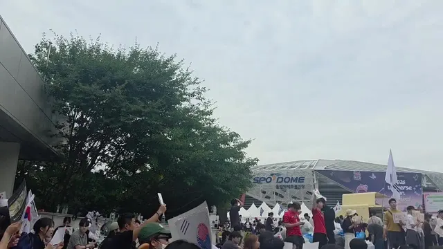 실시간 잠실
사람들로 미어터지고 있는데도 끝없이 오는 중
여기는 입구고 안쪽은 태극기와 A4용지에 직접 만든 피켓들로 아예 하얗게 물들었어요