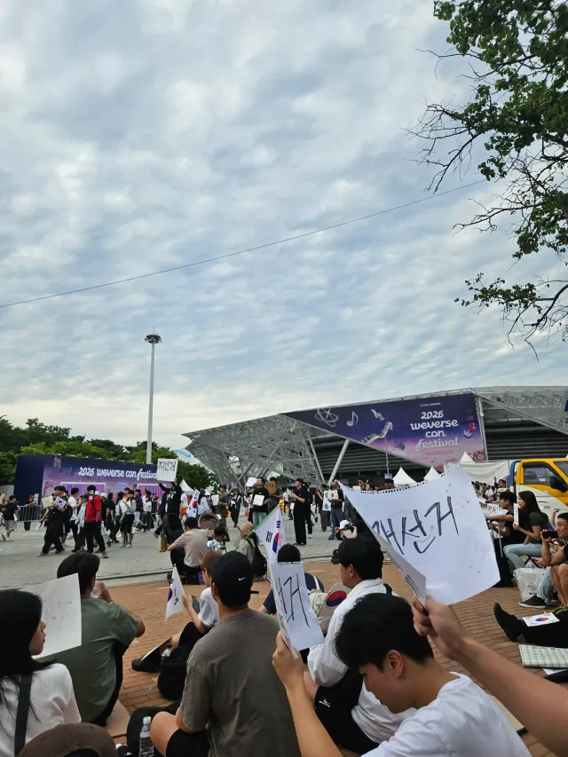 17시 37분
저녁시간이 되면서 2-3 앞 인원이 많이 빠졌습니다. 지금 오시는 분들 이쪽으로 와주셔서 문 앞쪽에 같이 앉아주세요
위버스콘 빌딩