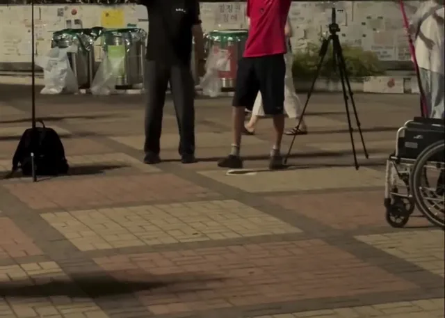 통로에 재선거만 빠르게 외치고 너무 시끄럽게해서 방송하나 싶어서 보고 있었는데 일반인들 반감일으킬 수도 있을것 같고 좀 이상해서 지켜봤더니 옆에