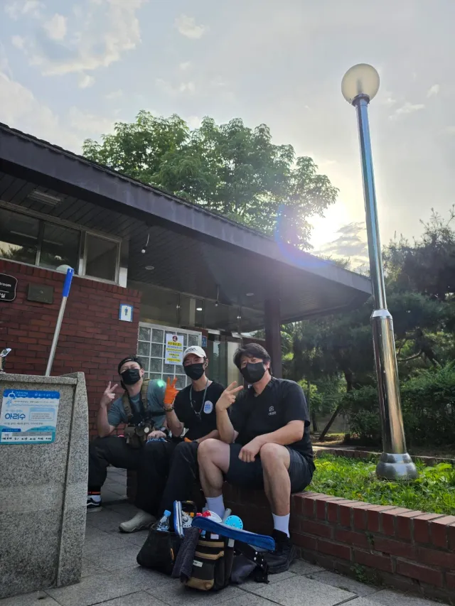 올공 화장실 청소 봉사 마무리
할 줄 아는게 청소라서 저희가 할 수 있는 역할을 하고 왔습니다. 
중간에 어르신께서 고생한다고 커피도 주시고, 