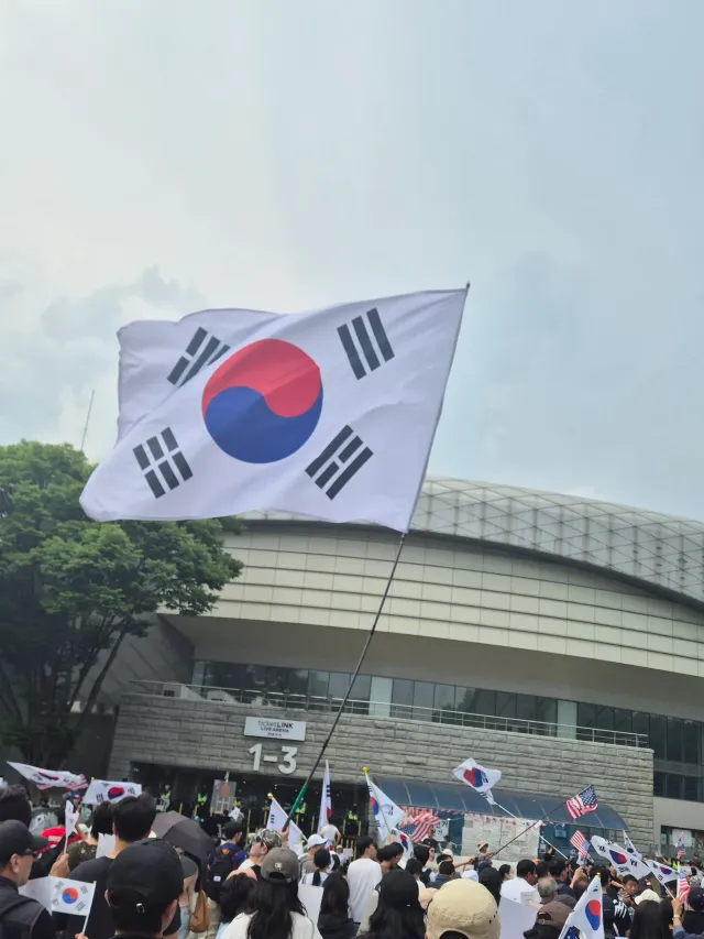 어제 혼자 다녀온 올공
질서정연하고, 평화롭고,
자봉분들 고생하시고,  태극기 흔드시는 분들도 어찌 그렇게 오래 흔드시는지..
가족분들, 연인들
