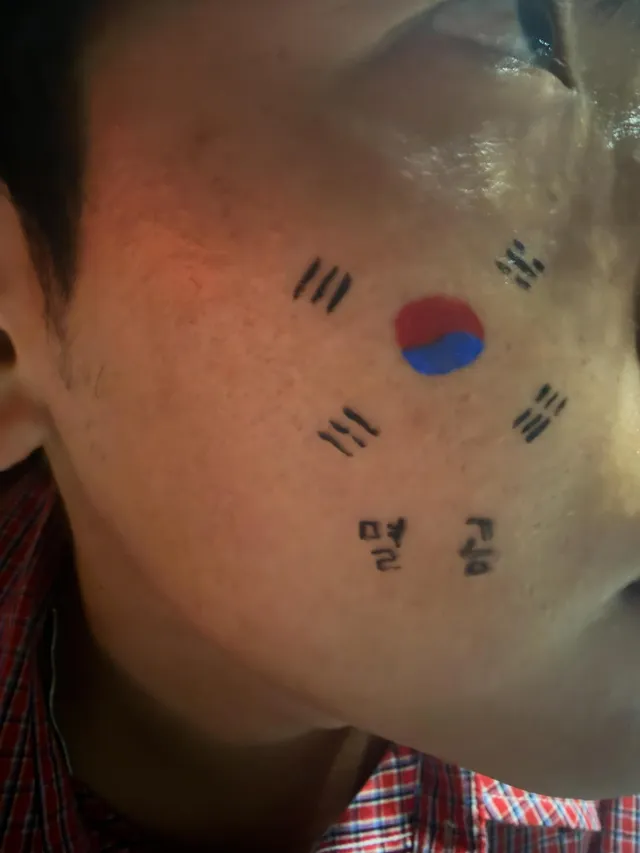 우리금융아트홀앞에서 태극기 페이스페인팅 합니당….!!!!!!