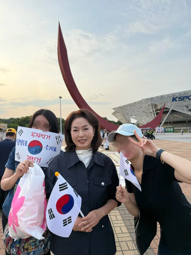 올림픽공원에 다시 다녀왔습니다.

며칠 전 그 광장에서 만난 청년들의 
얼굴이 자꾸 떠올랐기 때문입니다. 
각자 나라 걱정 하나로 모인 청년들이