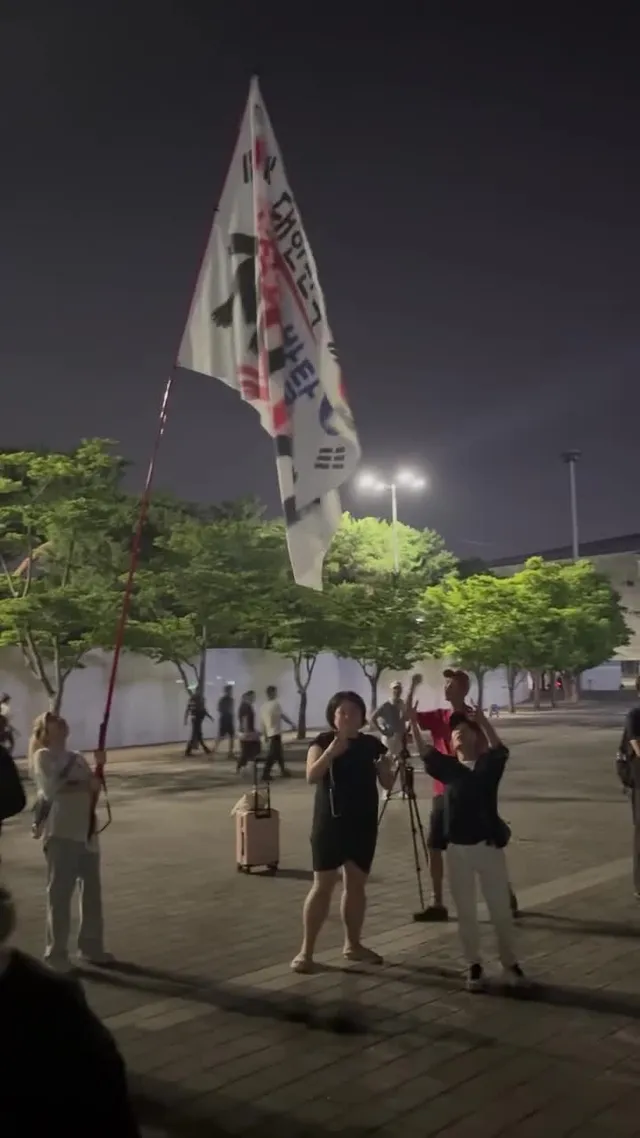 도와주세요 20260615 
2-2 씨유 앞

전체적으로 찍고있는데 특정 한명이 
찍지마!! 하면서 제 팔 잡고 밀치는 일이 일어났어요
저 여자