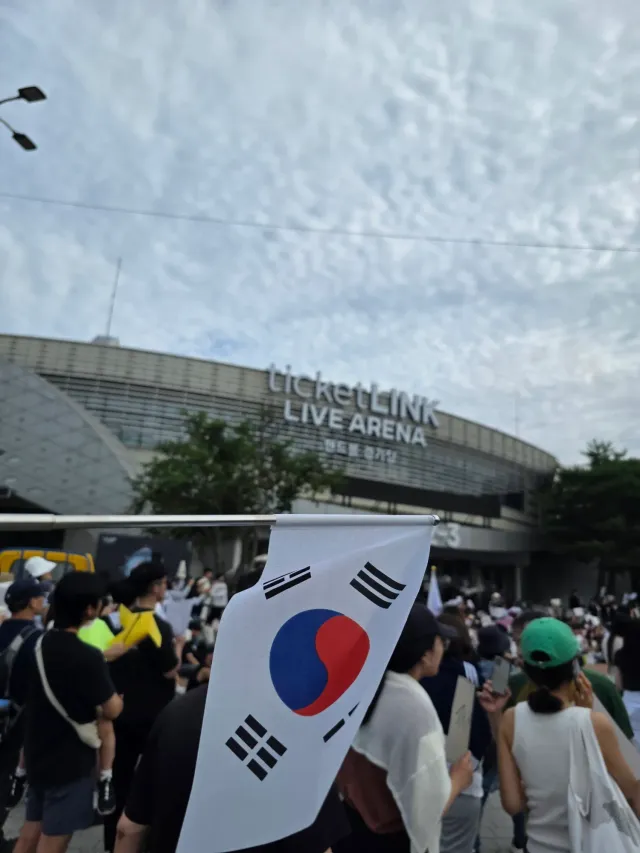 조용히 힘 보태봅니다.