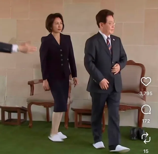 공식석상에 호텔 슬리퍼 신고 나온 잡범 2인조