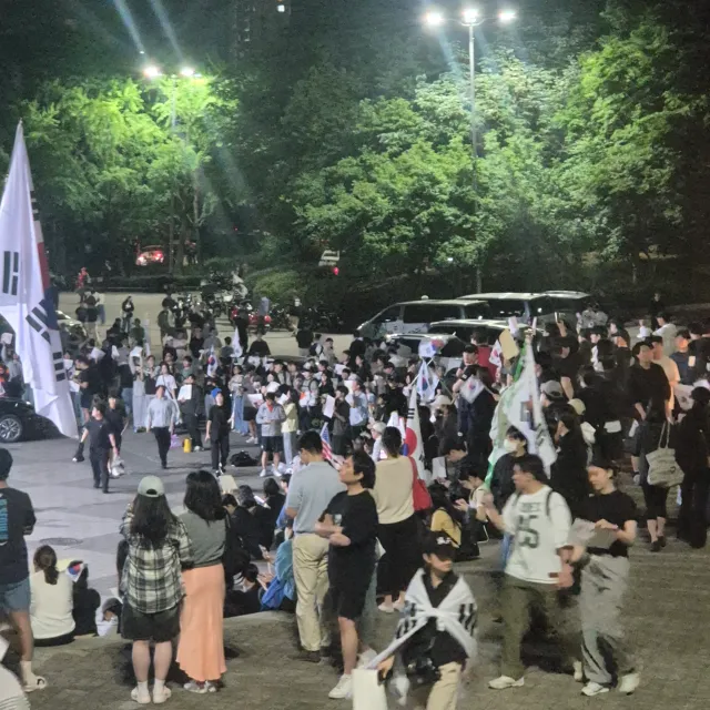 물을 다 드리고 나니까
거기가 그냥 후미란 걸 알고 너무 놀랐습니다
더 더 많이 더 더 많이 갖고 왔어야했는데
다들 지금도 지키고 계십니다