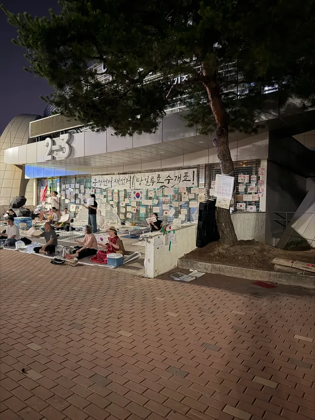 보조배터리 있으신분,, 옆자리 입주민분이
핸드폰이 곧 꺼질거 같다고 하셔서요 🥺
위치는 여기입니당 .. 2-3 바로 오른편
밤샘하실분도 환영 