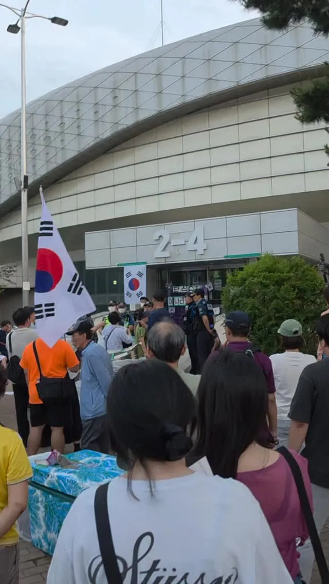 2026.06.15 7시50분경, 위치 2-4
친구가 오늘 가서 찍은 영상
경찰이 시비걸고 어떤아저씨가 중재해서 마무리 됐다고 합니다. 

빌드