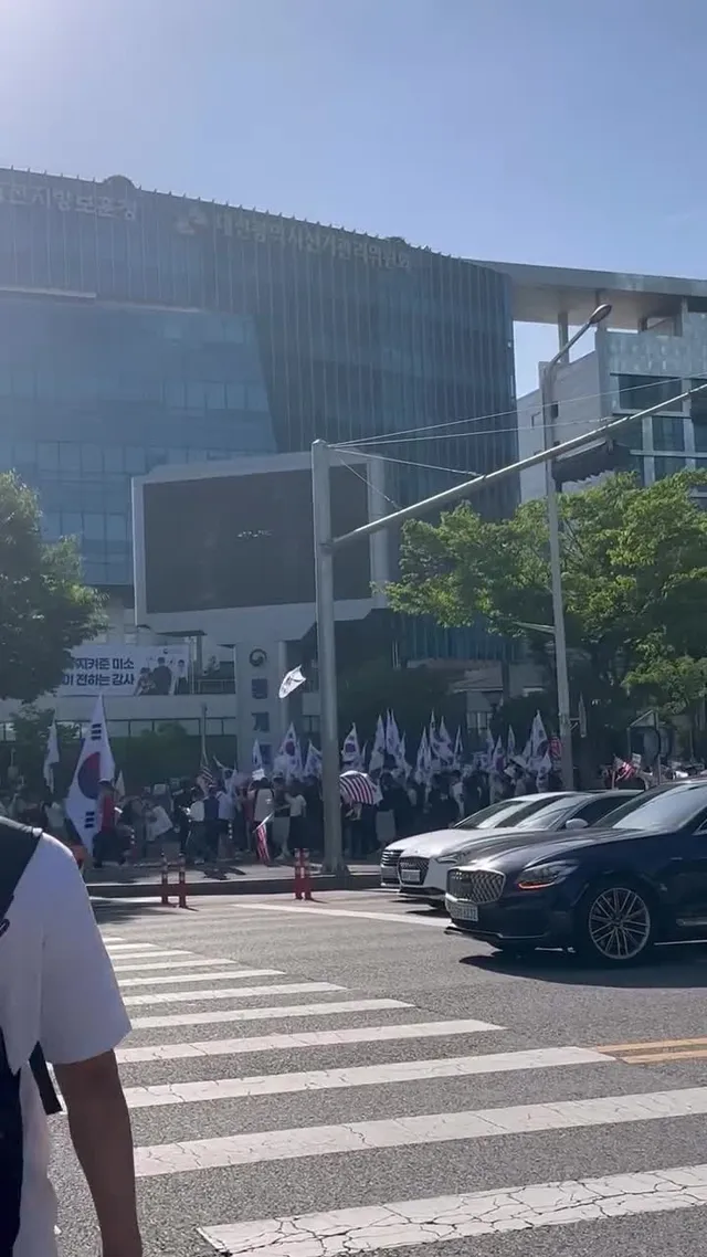지나가는 자동차도 경적으로 함께 응원하는 대전 집회🇰🇷