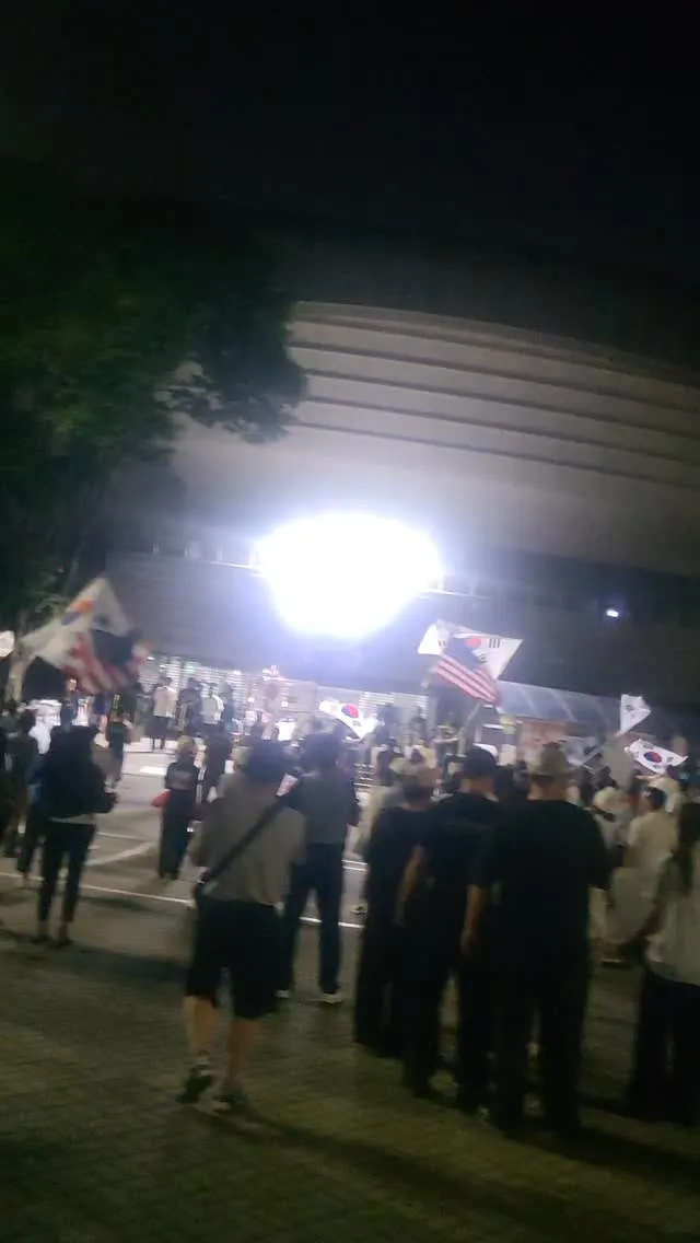나라를 사랑하는 애국심 그 하나로 자발적으로 모이고, 섬기고, 함께함이 너무 귀하고 뭉클합니다..

제 주위에는 90% 이상이 좌파에요.
그들은