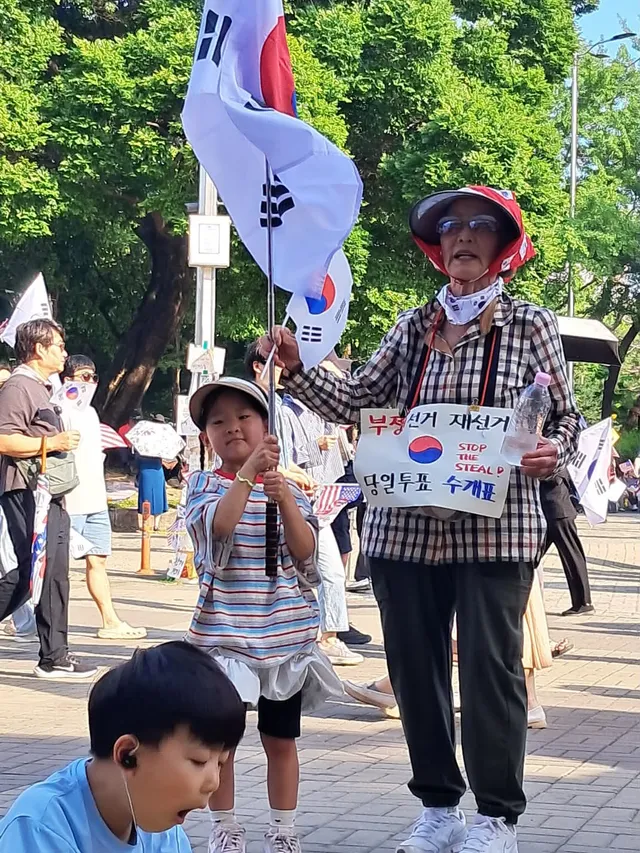우리 앞집 할머니 85세..
박근혜정부 탄핵 할 때부터 10년동안
춘천에서 광화문 다니셨대
저번주에도 4일이나 올공 다녀오시고
같이 다니시는 무
