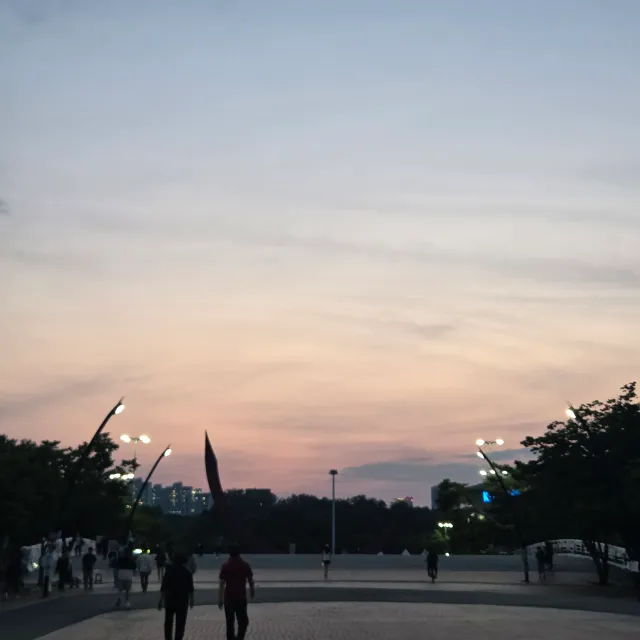 오늘은 짧게 있다 일찍가야지 했는데
또 10시넘겨서 집가는중...
한시간 가까이 걸리는데 언제가서 씻고 잔담🫠

분리수거장에서 보는 롯데월드타
