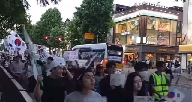 민주화운동의 성지 
전라도 광주가 일어났으면 
말 다한 거 아닌가 ? 
역시 조용하네 언론들은 

선관위를 해체하라 
부정선거 완전무효
종이 없