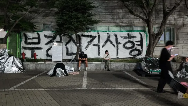 실시간))
PM 11시 40분

확실히 늦은 시간이고 월요일이라 사람이 많이 빠졌다
알면서도 내일 출근 때문에 집에 가야하는ㅠㅠ
오늘도 모두 모