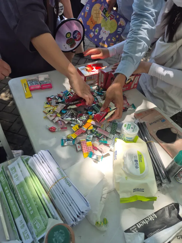 김밥등 먹을게 부족하네요
재선거운동. 잠실 핸드볼경기장.
현시각입니다