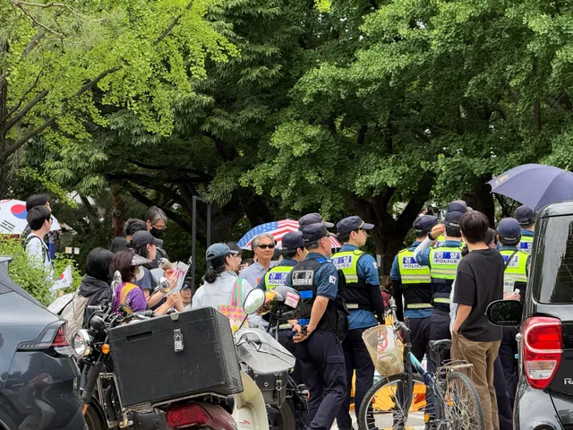 14:26 현재. 경찰 기동대 진입중! 모두 질서 잘 지켜주세요