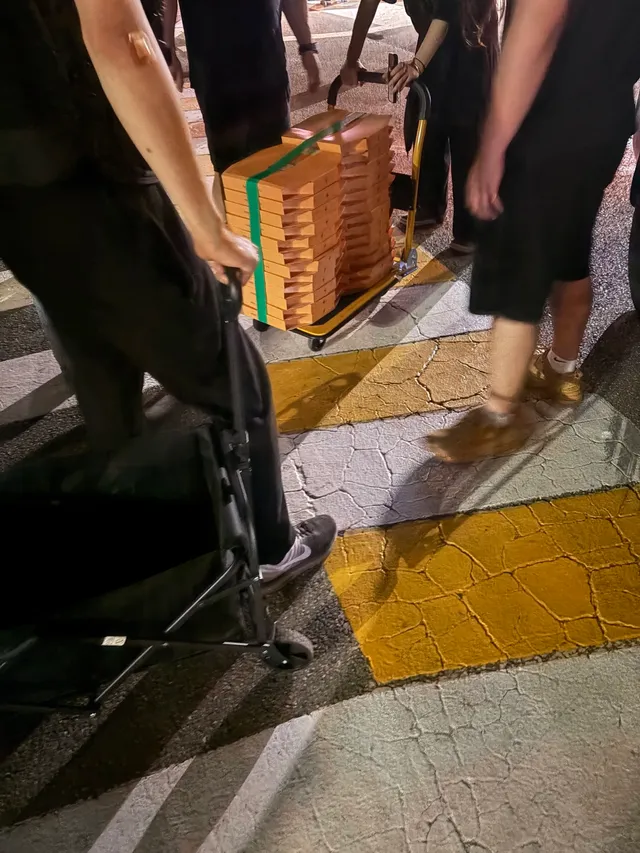 가성빛피자 송파점 배송완료!!!🍕🫶🤾‍♂️🧑‍🍳
따듯한 피자를 봉사하시는분들 애국자 분들께 
25판씩 2회 
총 50판 배송 하였습니다