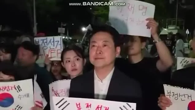 외쳐 달라고 해도 이 악물고 입꾹닫 ㅋㅋㅋ
부정선거 밝힐 생각 전혀 없고 부분재선거로 축소화 해서 끝내려는게 분명하네
영상 후반부에 Aweb 스
