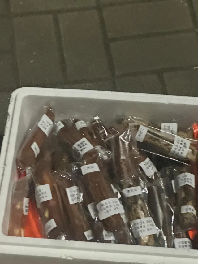 휘낭시에 나눠주는데 마음 따듯해진다🥹
근데 내가 수줍음이 많아서 아직 많이 남았어...
1-3 구역에서  어슬렁 거릴게...!
출출하거나 간식