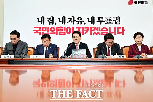 지지율 역전했지만…국힘 발목 잡은 '반등의 딜레마'

與 오차범위 밖 역전…李 정부 출범 후 처음선관위 사태 대응 두고 미묘한 입장차최고위선 張