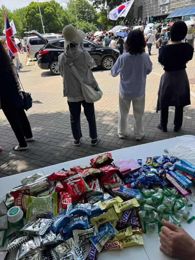 물품 봉사 중입니다
물이 부족합니다 🙏
혹시 도움주실수 있으면 부탁드립니다

올림픽공원 핸드볼경기장 
서울특별시 송파구 올림픽로 424