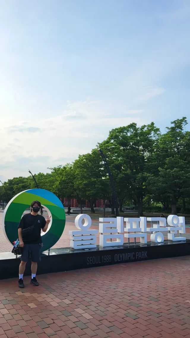 올림픽공원 첨 오신 우리 대표님. 청소 후 갑작스런 관광객모드🤣 @jihan___098 
고생많으셨습니다