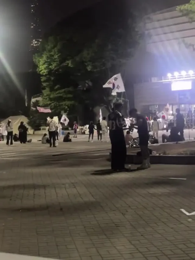 월요일 
3시30분 
1-3 50명정돓 저번주보다 많이 적어짐
전체적으로 봉사자도 사람도 확연히 적어짐