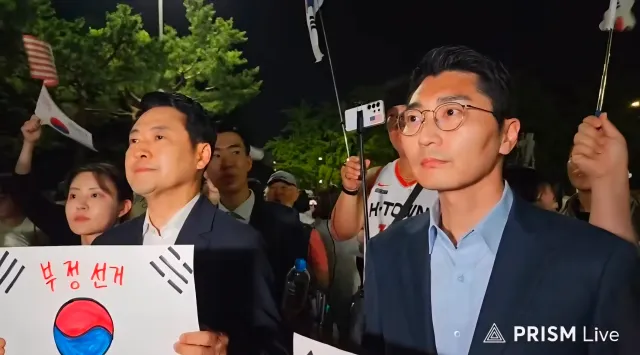 오늘 장대표님의 올공 방문은
당대표 자격으로 애국시민 보호를
위해 방문을 하셨다고 합니다
대표님께서 경찰이 올지몰라서 늦게까지 계실거라고 하셨습