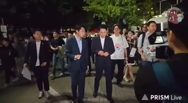 오늘 장대표님의 올공 방문은
당대표 자격으로 애국시민 보호를
위해 방문을 하셨다고 합니다
대표님께서 경찰이 올지몰라서 늦게까지 계실거라고 하셨습