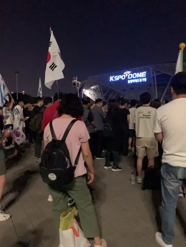 엄마가 집에 오지 않는다…

윌리를 찾으라가 아니라,
엄마를 찾으라 수준이다.

올림픽공원에 어딘가 계신다.

어느 날은 예배를 드리고 계시고,