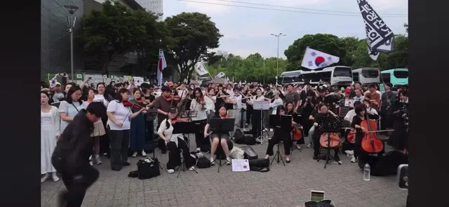 자유를 찾을려고 올림픽 공원을 가서 동참하고있습니다. 예술은 자유가 있어야지 할수있는거지 자유가 뺏긴다면 어떻게 예술을 하고 재미있게 살수있겠습
