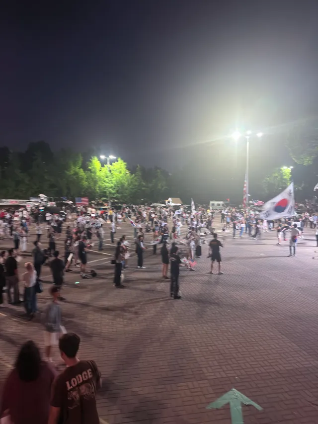잠실 집회9일차
12시기준 사진입니당
지난주보단 사람이줄었지만 윌요일치고
이정도면 많은 것 같은데 줄었으면 어때요 
우리는 전문시위꾼도 아니고 