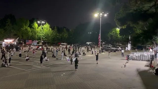 올공 걱정으로 잠 못이루는 스친들에게...
월욜 밤 늦은 시간이라 사람이 적어보이지만
(흡연존에만 무려 20-30명 계심 ㅋㅋ)

저는 늘 참가